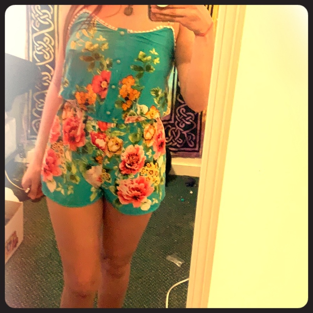 The perfect romper for spring. Never been worn!